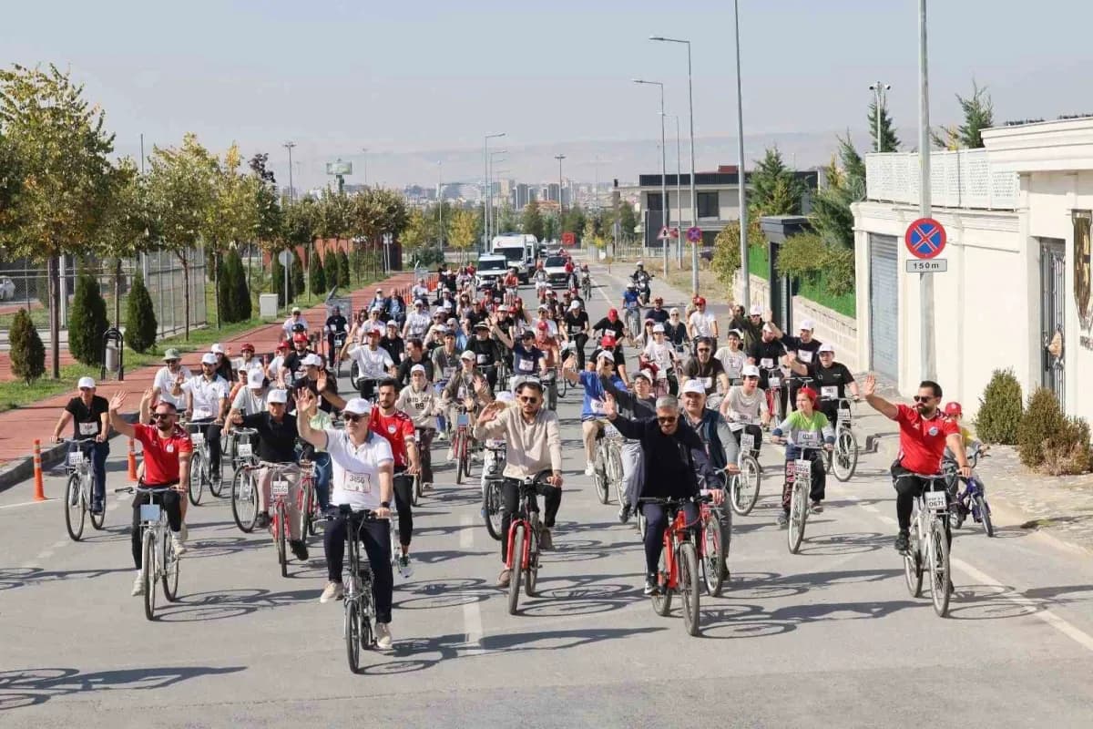 Kayseri Büyükşehir Belediyesi Spor a.ş. İle Kayseri Tabip Odası iş birliğinde düzenlenen Doktorlar Bisiklet Turu’nda 250