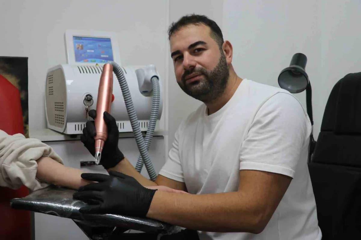 Dövme sanatçısı Burak Mesci, son zamanlarda dövme yaptırmak isteyenler kadar önceden yaptırdıkları dövmeyi sildirmek ist