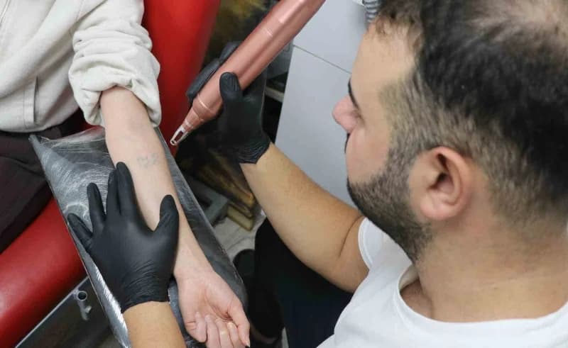 Sivas'ta dövme sanatçısı Burak Mesci dövme yaptırmanın günah ve pişmanlık olduğunu anlatıyor