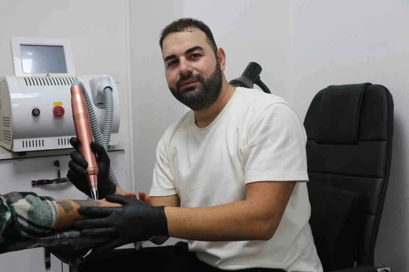 Son zamanlarda artan dövme sildirme işlemlerinde yaptıranların pişman olduğunu söyleyen dövme sanatçısı Burak Mesci, döv