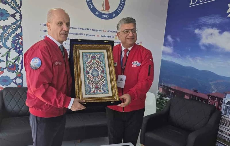 Kütahya Dumlupınar Üniversitesi (DPÜ) Rektörü Prof. Dr. Süleyman Kızıltoprak, yök başkanı Prof. Dr. Erol özvar'a hediye