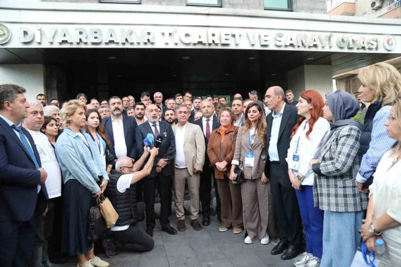 Diyarbakır Ticaret ve Sanayi Odası seçimlerinde oy kullanan üyeler ve Mehmet Kaya açıklama yapıyor