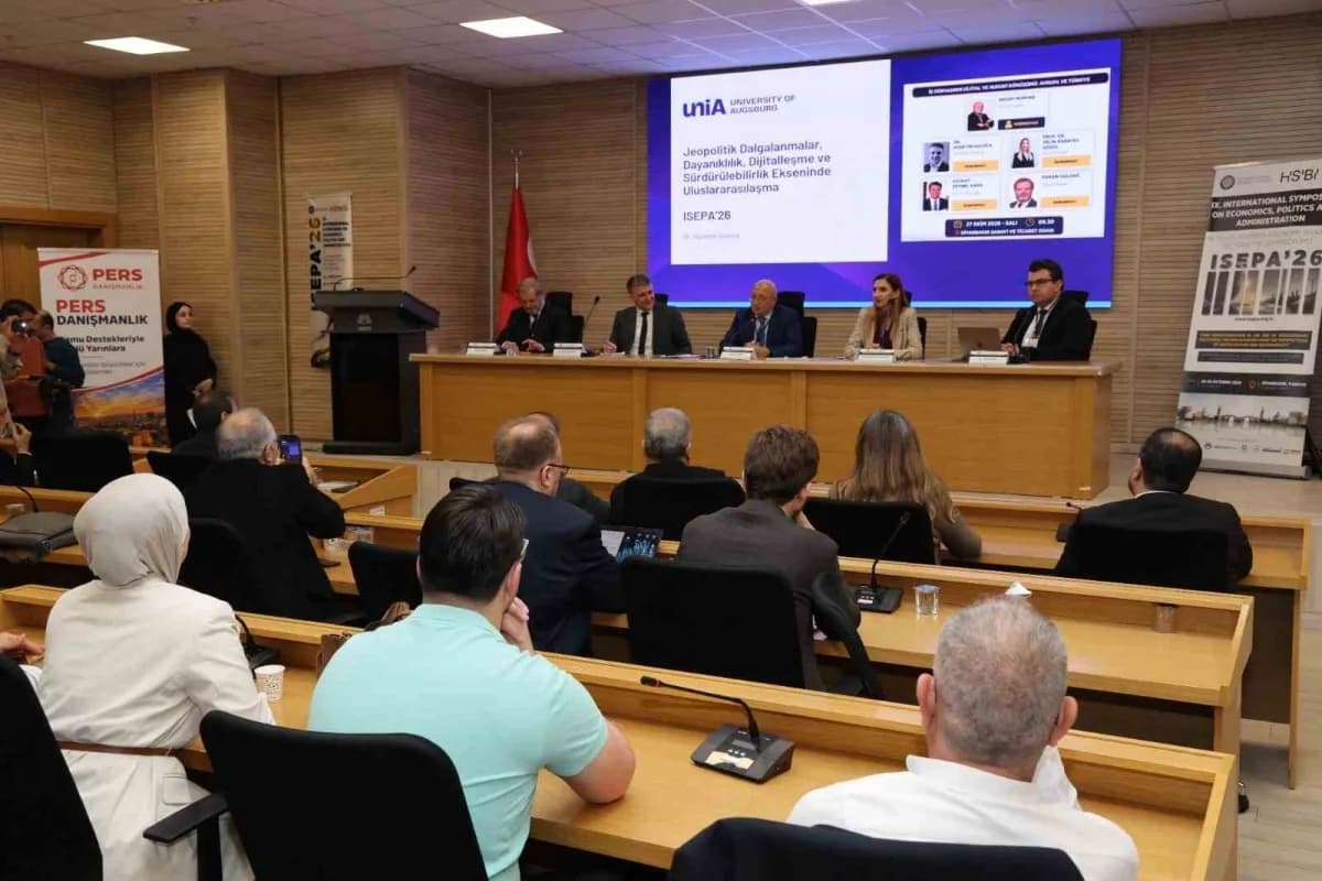 Diyarbakır Ticaret ve Sanayi Odası Başkanı Mehmet Kaya sempozyumda konuşma yaparken
