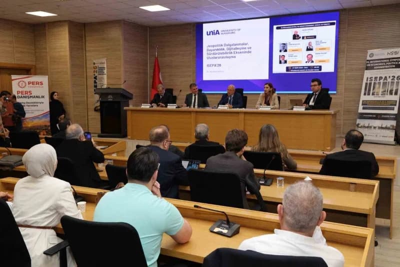 Diyarbakır Ticaret ve Sanayi Odası Başkanı Mehmet Kaya sempozyumda konuşma yaparken