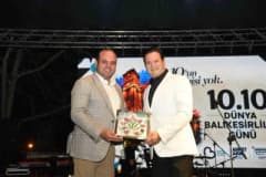 Balıkesir'de 10.10 Dünya Balıkesirliler Günü etkinliklerinde sahnede konser veren sanatçılar ve katılımcılar