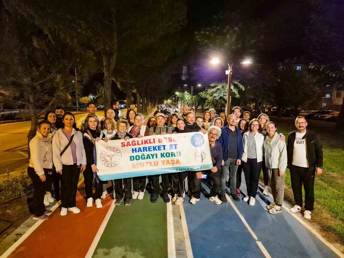 Muğla Menteşe Yürüyüş Yolu’nda Dünya Kalp Günü kapsamında düzenlenen Sağlıklı Yaşam Yürüyüşü etkinliğinden bir görüntü