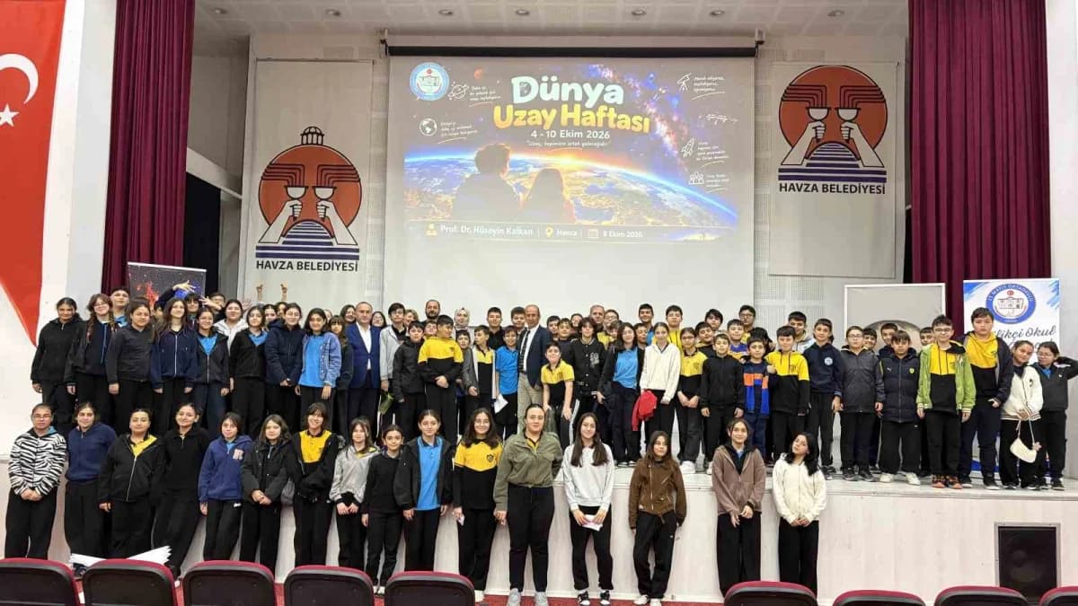 Havza Belediyesi Kültür Merkezi’nde Dünya Uzay Haftası kapsamında düzenlenen konferansta Prof. Dr. Hüseyin Kalkan öğrenc