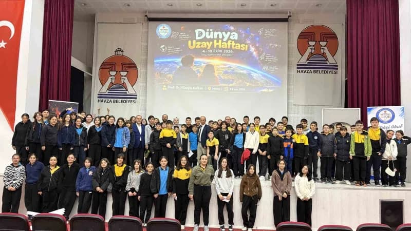 Havza Belediyesi Kültür Merkezi’nde Dünya Uzay Haftası kapsamında düzenlenen konferansta Prof. Dr. Hüseyin Kalkan öğrenc