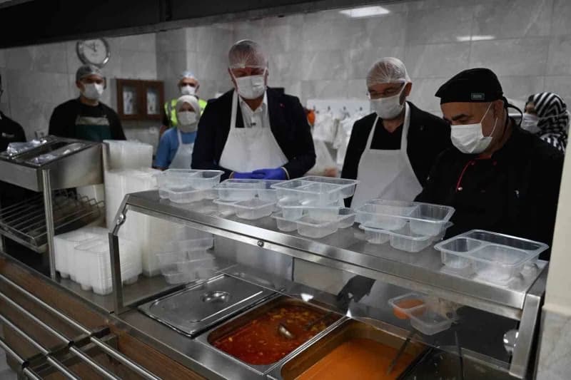 Karacabey Belediye Başkanı Fatih Karabatı, 1 Ekim Dünya Yaşlılar Günü dolayısıyla Aşevi’nde kendi elleriyle hazırladığı