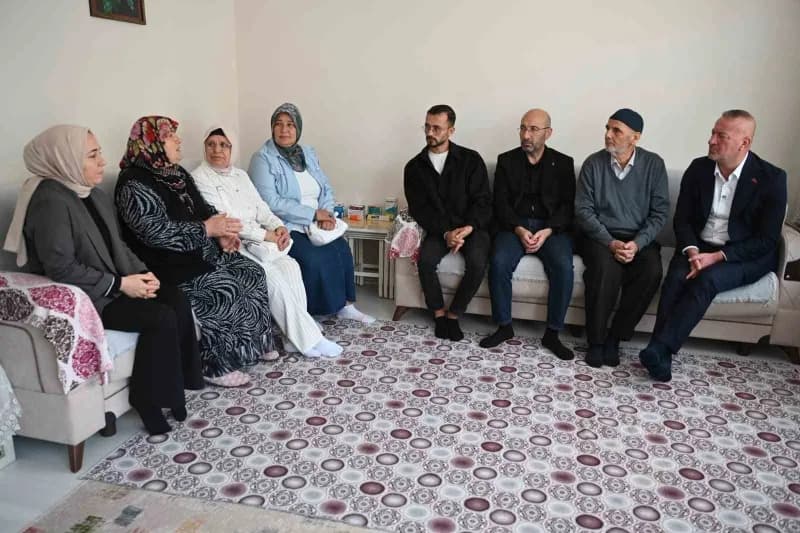 Karacabey Belediye Başkanı Fatih Karabatı, 1 Ekim Dünya Yaşlılar Günü dolayısıyla Aşevi’nde kendi elleriyle hazırladığı