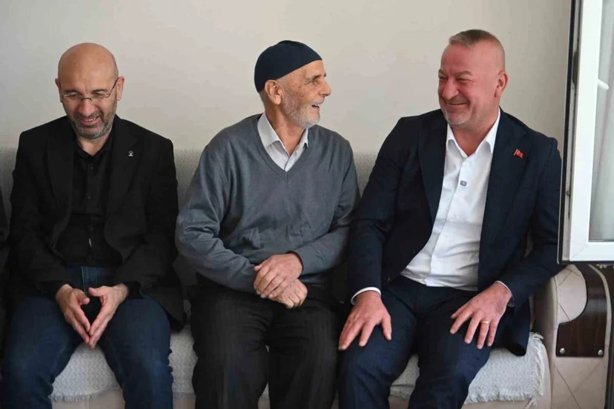 Karacabey Belediye Başkanı Fatih Karabatı, 1 Ekim Dünya Yaşlılar Günü dolayısıyla Aşevi’nde kendi elleriyle hazırladığı