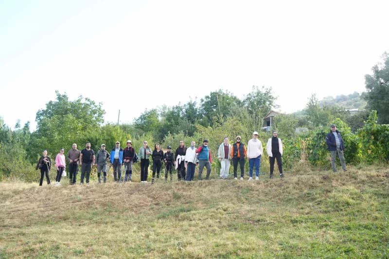 Muş’ta 3 Ekim Dünya Yürüyüş Günü dolayısıyla Muş GeroK Topluluğu üyeleri, kentin bağlarında yaklaşık 10 kilometrelik doğ