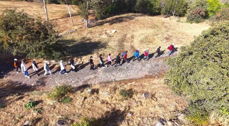 Muş bağlarında doğa yürüyüşü yapan Muş Gerok Topluluğu üyeleri ve çevre temizliği etkinliği