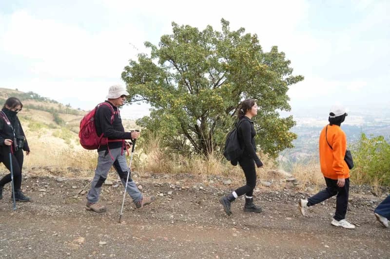 Muş’ta 3 Ekim Dünya Yürüyüş Günü dolayısıyla Muş GeroK Topluluğu üyeleri, kentin bağlarında yaklaşık 10 kilometrelik doğ