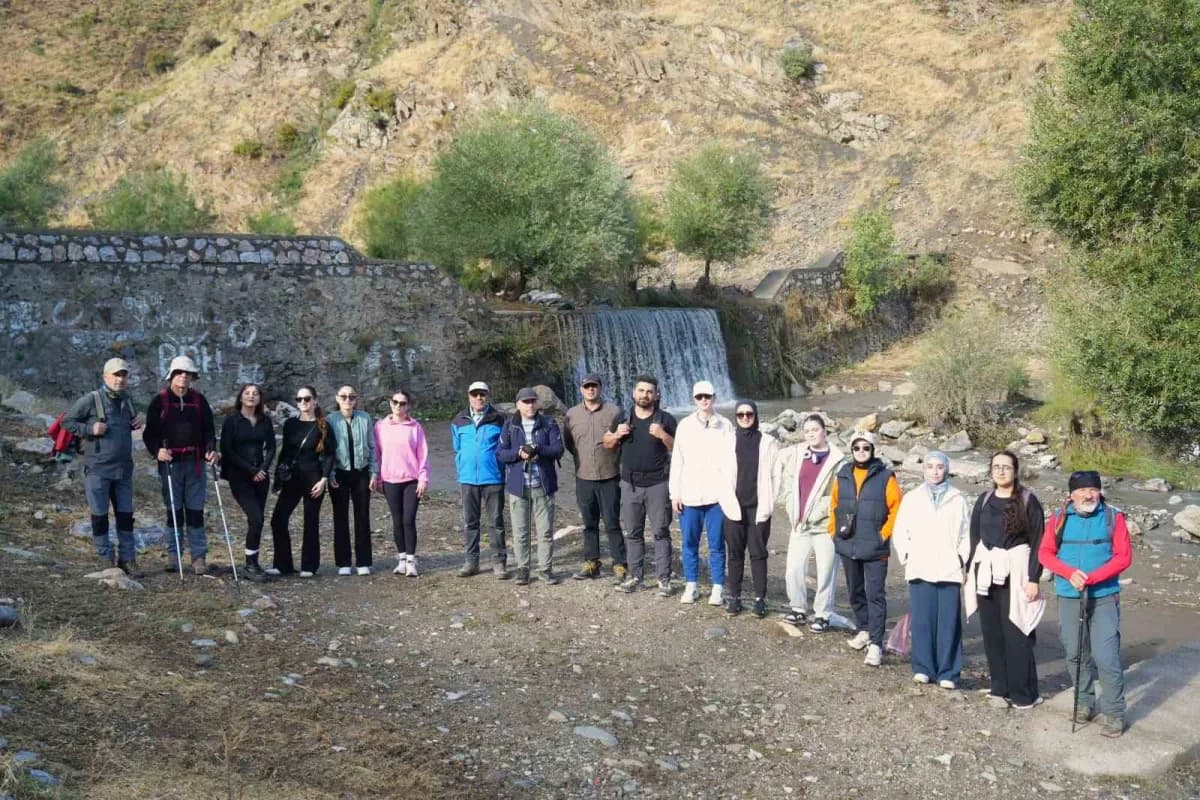 Muş’ta 3 Ekim Dünya Yürüyüş Günü dolayısıyla Muş GeroK Topluluğu üyeleri, kentin bağlarında yaklaşık 10 kilometrelik doğ