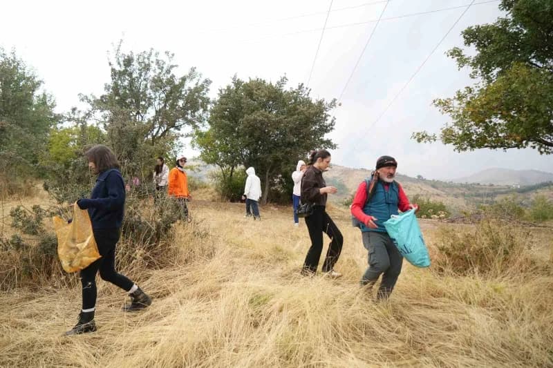 Muş’ta 3 Ekim Dünya Yürüyüş Günü dolayısıyla Muş GeroK Topluluğu üyeleri, kentin bağlarında yaklaşık 10 kilometrelik doğ