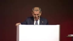 Galatasaray Başkanı Dursun Özbek, Haliç Kongre Merkezi'nde düzenlenen genel kurulda konuşma yaparken