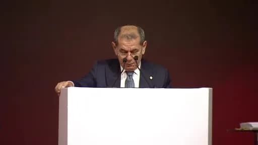 Galatasaray Başkanı Dursun Özbek, Haliç Kongre Merkezi'nde düzenlenen genel kurulda konuşma yaparken