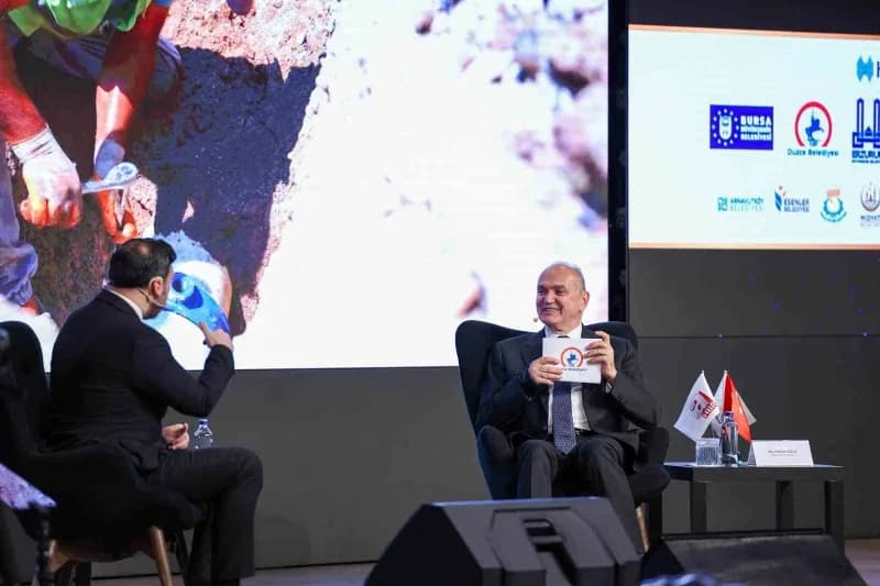 Düzce Belediye Başkanı Faruk Özlü, Marka Şehirler Zirvesi’nde konuşma yaparken