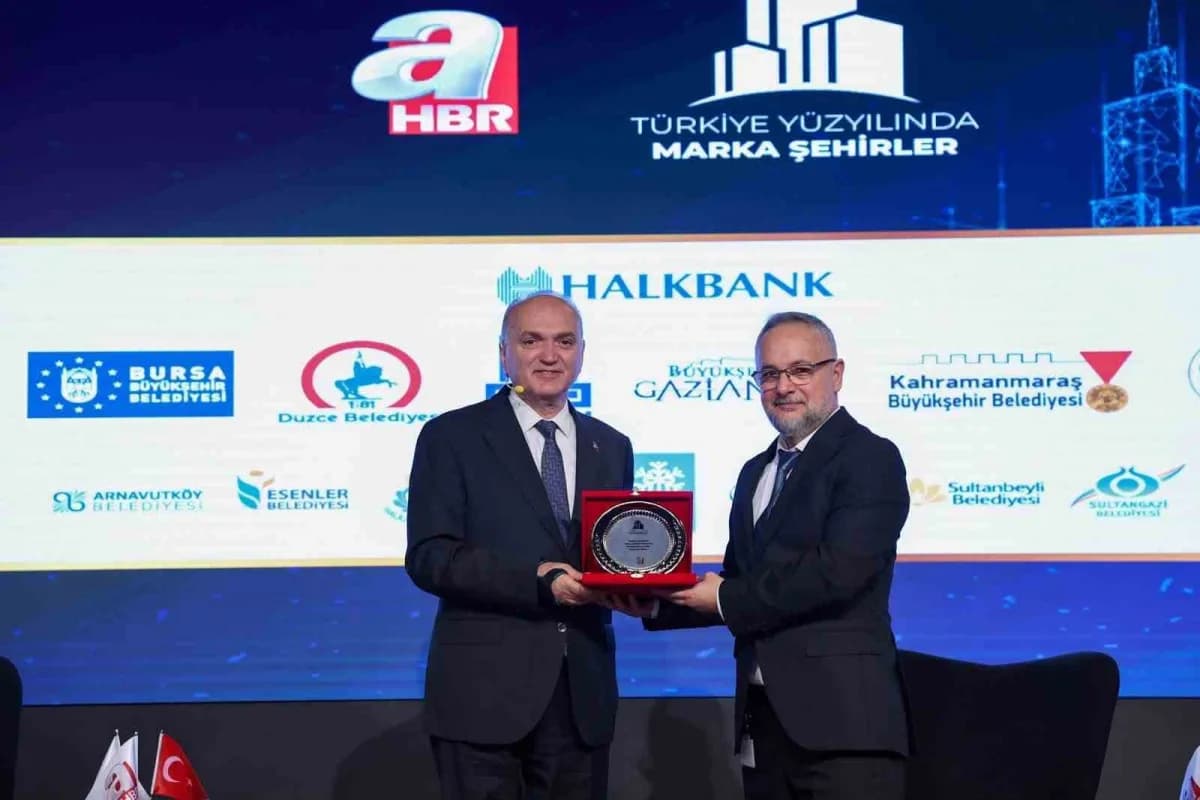 Türkiye Yüzyılı’nda Marka Şehirler Zirvesi’nde konuşan Düzce Belediye Başkanı Dr. Faruk Özlü, beledi