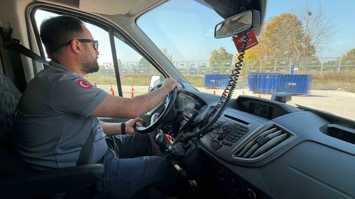 Düzce'de Sağlık personeline yönelik düzenlenen Ambulans Sürüş Güvenliği Eğitimi'nde sürücüler, gerçek vakalarda karşılaş