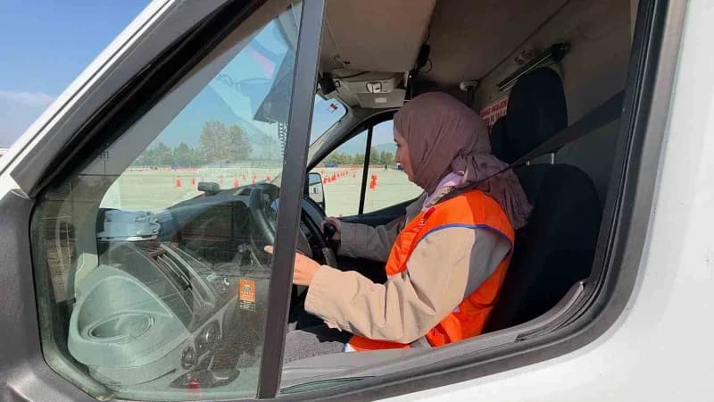 Düzce'de Sağlık personeline yönelik düzenlenen Ambulans Sürüş Güvenliği Eğitimi'nde sürücüler, gerçek vakalarda karşılaş