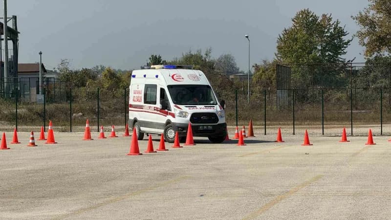 Düzce'de Sağlık personeline yönelik düzenlenen Ambulans Sürüş Güvenliği Eğitimi'nde sürücüler, gerçek vakalarda karşılaş