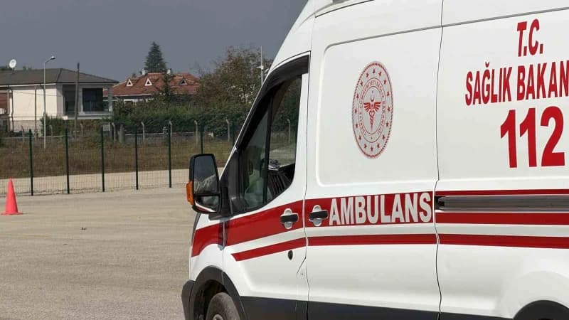 Düzce'de Sağlık personeline yönelik düzenlenen Ambulans Sürüş Güvenliği Eğitimi'nde sürücüler, gerçek vakalarda karşılaş