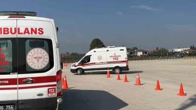 Düzce’de ambulans sürücülerinin zorlu parkurlarda sürüş güvenliği eğitimi aldığı anlar