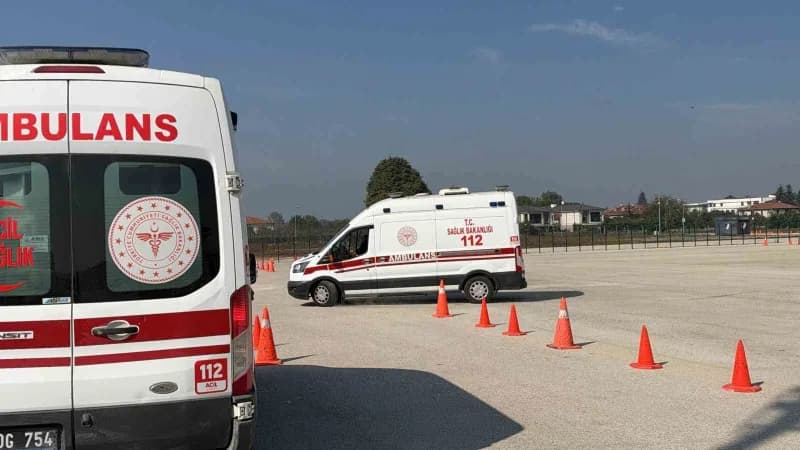 Düzce’de ambulans sürücülerinin zorlu parkurlarda sürüş güvenliği eğitimi aldığı anlar