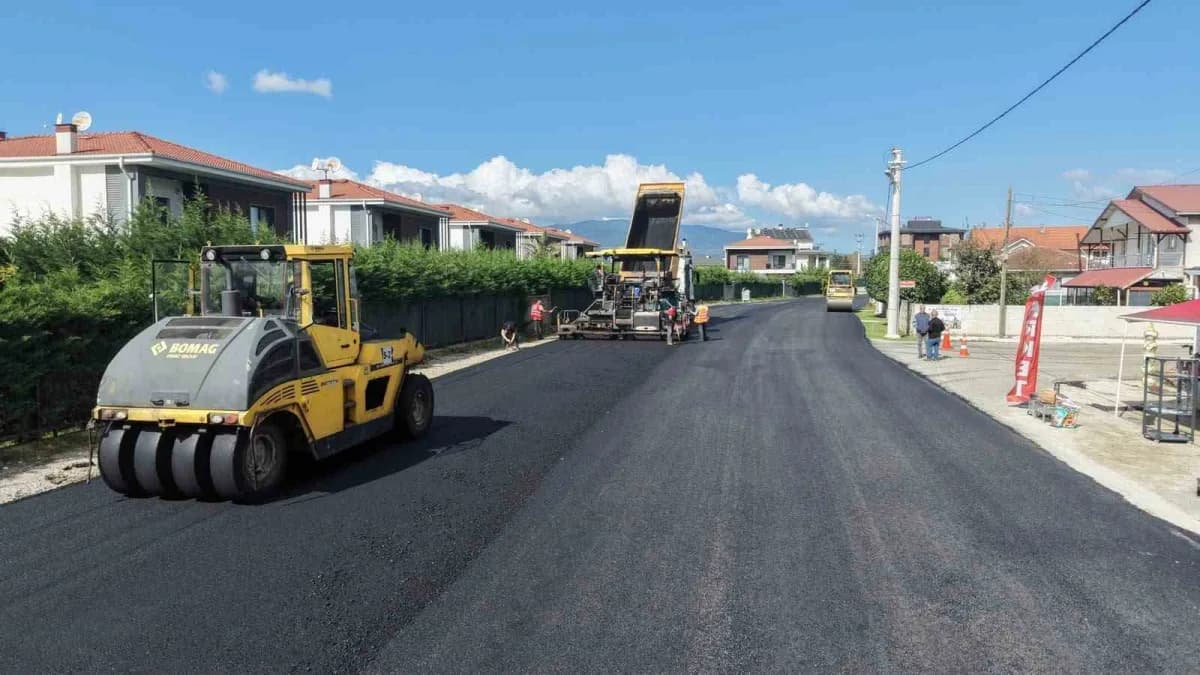 Düzce’de belediye ekipleri asfalt serimi ve yama çalışması yaparken görüntü