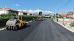 Düzce’de belediye ekipleri asfalt serimi ve yama çalışması yaparken görüntü