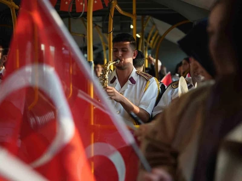 Düzce Belediyesi 29 Ekim Cumhuriyet Bayramı dolayısıyla gerçekleştirdiği sürprizle, yolculara unutul
