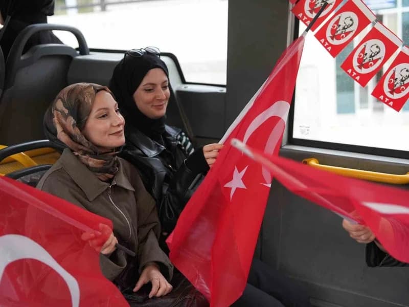 Düzce Belediyesi 81 numaralı otobüste 29 Ekim Cumhuriyet Bayramı coşkusunu yaşayan yolcular