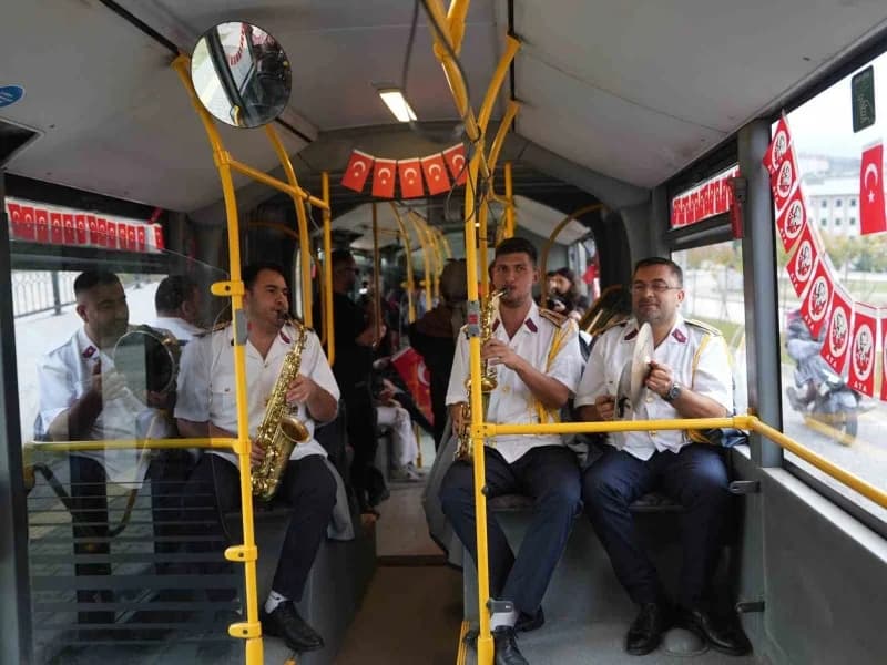 Düzce Belediyesi 29 Ekim Cumhuriyet Bayramı dolayısıyla gerçekleştirdiği sürprizle, yolculara unutul