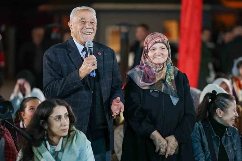 Düzce Belediye Başkanı Dr. Faruk Özlü, 45'inci toplantısını Burhaniye Mahallesi'nde gerçekleştirdi.