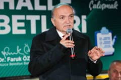 Düzce Belediye Başkanı Faruk Özlü, Burhaniye Mahallesi sakinleriyle mahalle sohbetinde bir arada