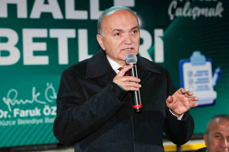 Düzce Belediye Başkanı Faruk Özlü, Burhaniye Mahallesi sakinleriyle mahalle sohbetinde bir arada