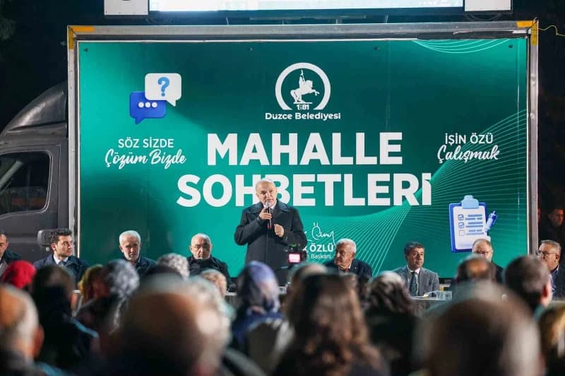 Düzce Belediye Başkanı Faruk Özlü, Şıralık Mahallesi sakinleriyle mahalle sohbetinde konuşuyor