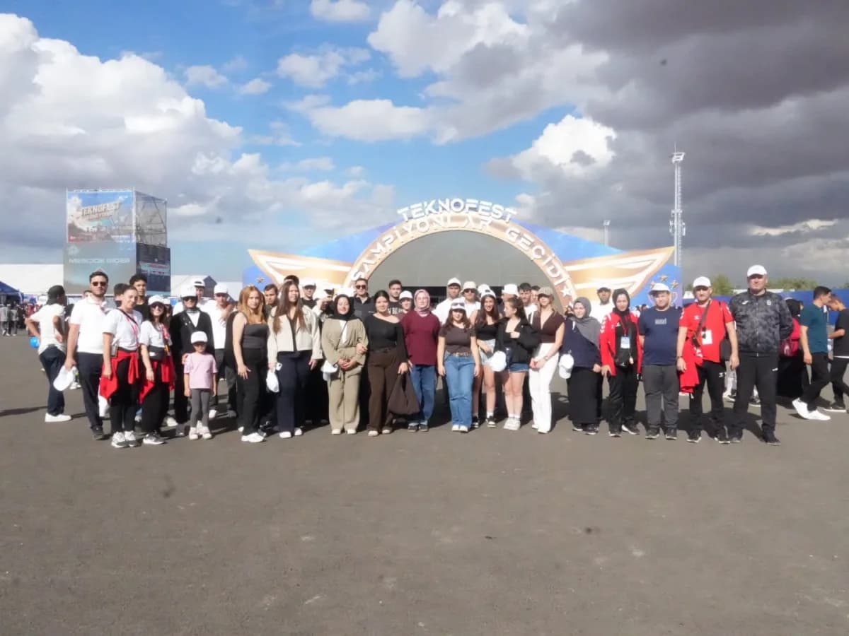 Düzce Belediyesi, Şanlıurfa’da düzenlenen TEKNOFEST Güneydoğu organizasyonu için gezi düzenledi. Gençlik Ofisi üyeleri a