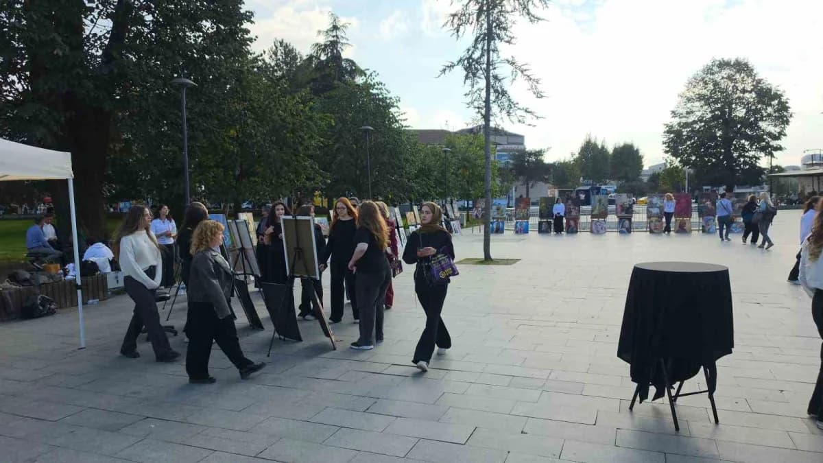 Düzce Millet Bahçesinde Güzel Sanatlar Lisesi öğrencilerinin yıl boyunca hazırladığı eserlerin sergilendiği sanat galeri