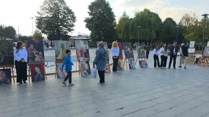 Düzce Güzel Sanatlar Lisesi Okul yönetimi geçen eğitim ve öğretim yılında öğrencilerin yaptıkları resimleri bu yıl sene