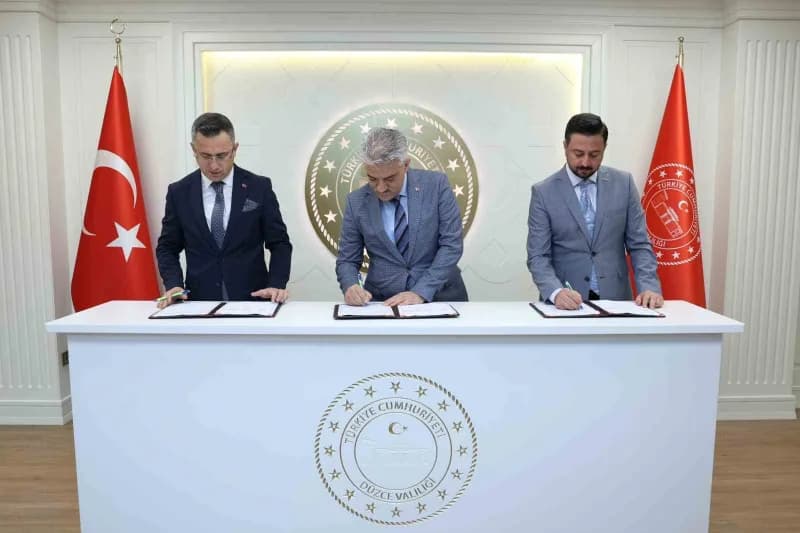 Düzce'de faaliyet gösteren iş adamları derneği ile Aile ve Sosyal Hizmetler İl Müdürlüğü ve İl millî