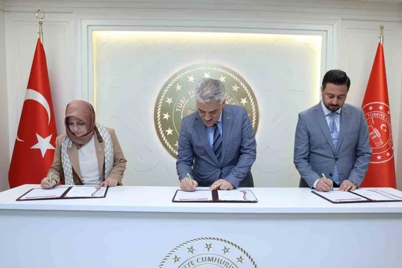 Düzce'de faaliyet gösteren iş adamları derneği ile Aile ve Sosyal Hizmetler İl Müdürlüğü ve İl millî