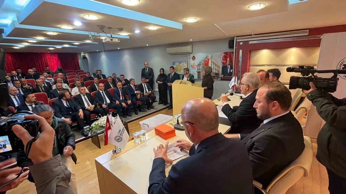 Düzce Ticaret ve Sanayi Odası yeni yönetim kurulu ve meclis başkanı seçim sonrası toplu fotoğraf