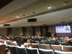 Düzce Üniversitesi’nde iş sağlığı ve güvenliği eğitimi alan personel sınıfta eğitim alıyor