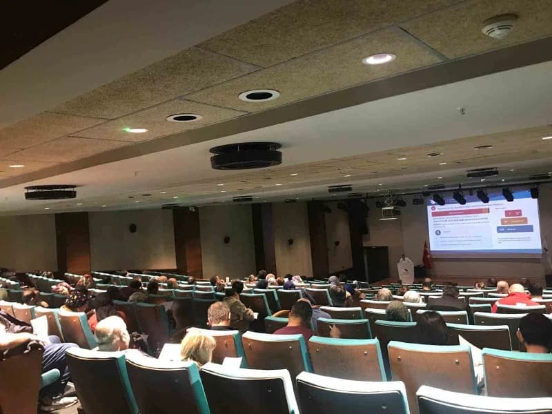Düzce Üniversitesi’nde iş sağlığı ve güvenliği eğitimi alan personel sınıfta eğitim alıyor