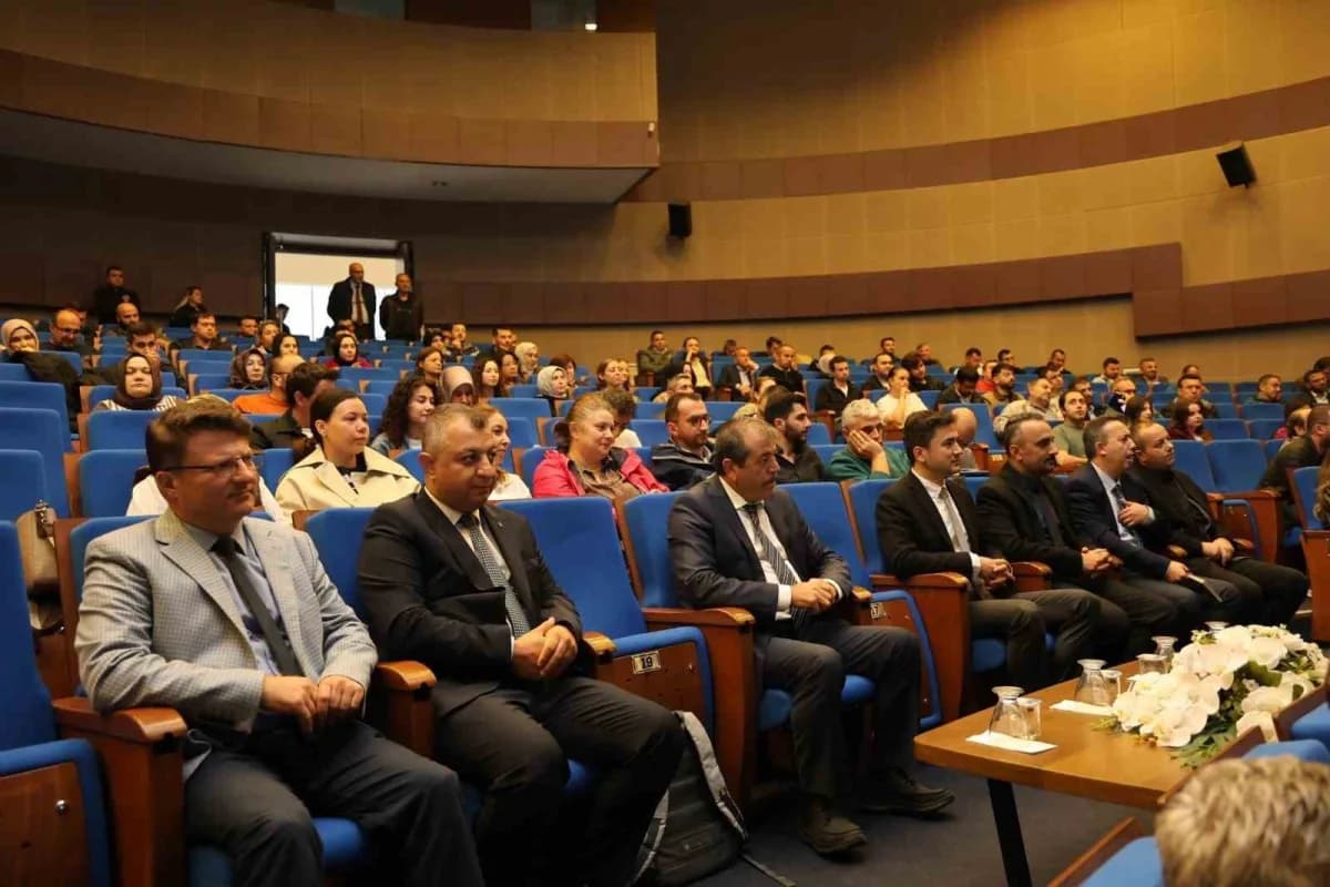 Düzce Üniversitesi Cumhuriyet Konferans Salonu'nda düzenlenen Kamu İhale Mevzuatı Eğitimi sırasında katılımcılar
