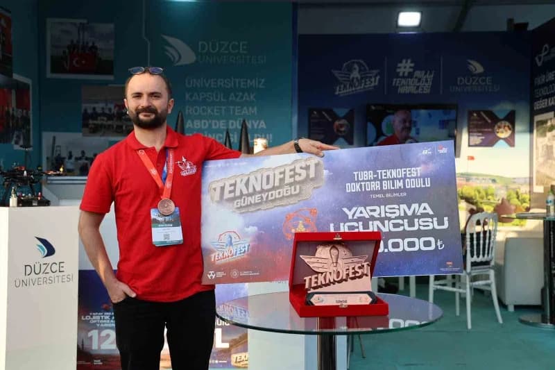 Düzce Üniversitesi, 14 finalist takımıyla yarışmalarda büyük başarı göstererek 5 alanda 5 ödülle Teknofest Güneydoğu’ya