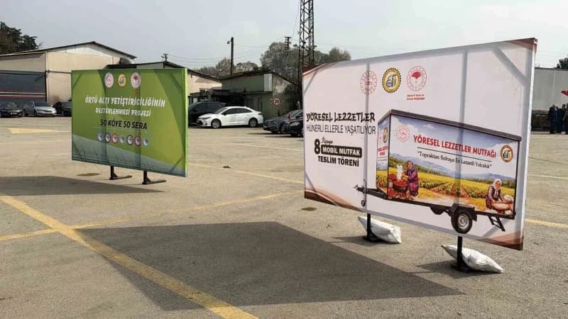 Düzce'de hayata geçirilen "Örtü Altı Yetiştiriciliğinin Desteklenmesi Projesi" kapsamında 48 çiftçiy
